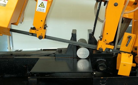 稻城数控带锯床自动送料精度会出现偏差吗？